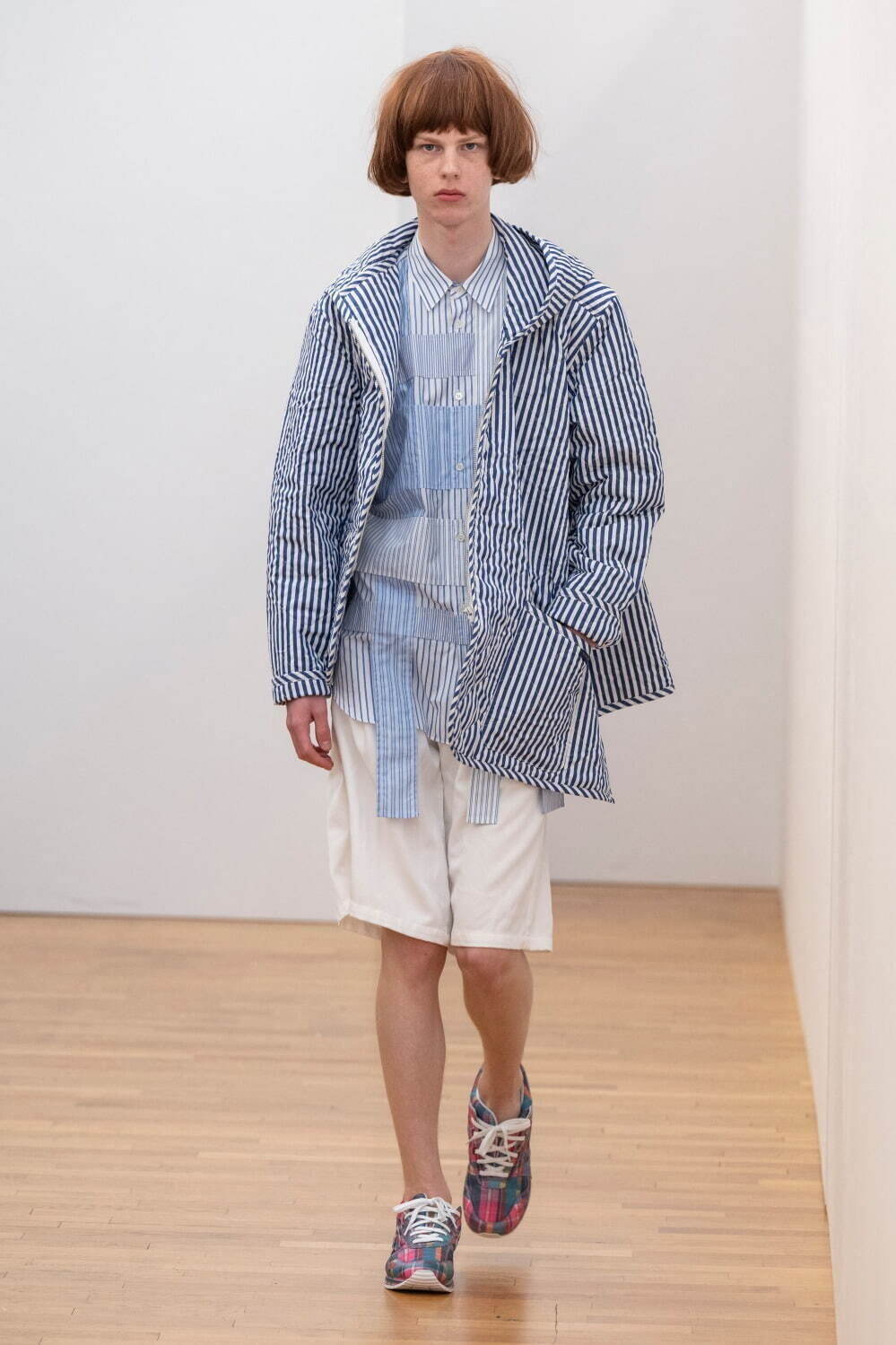 コム デ ギャルソン・シャツ×ラベンハムのキルティングアウター、斜め