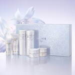 コスメデコルテ最高級「AQ」24年クリスマスコフレ、“ライン使いOK”化粧