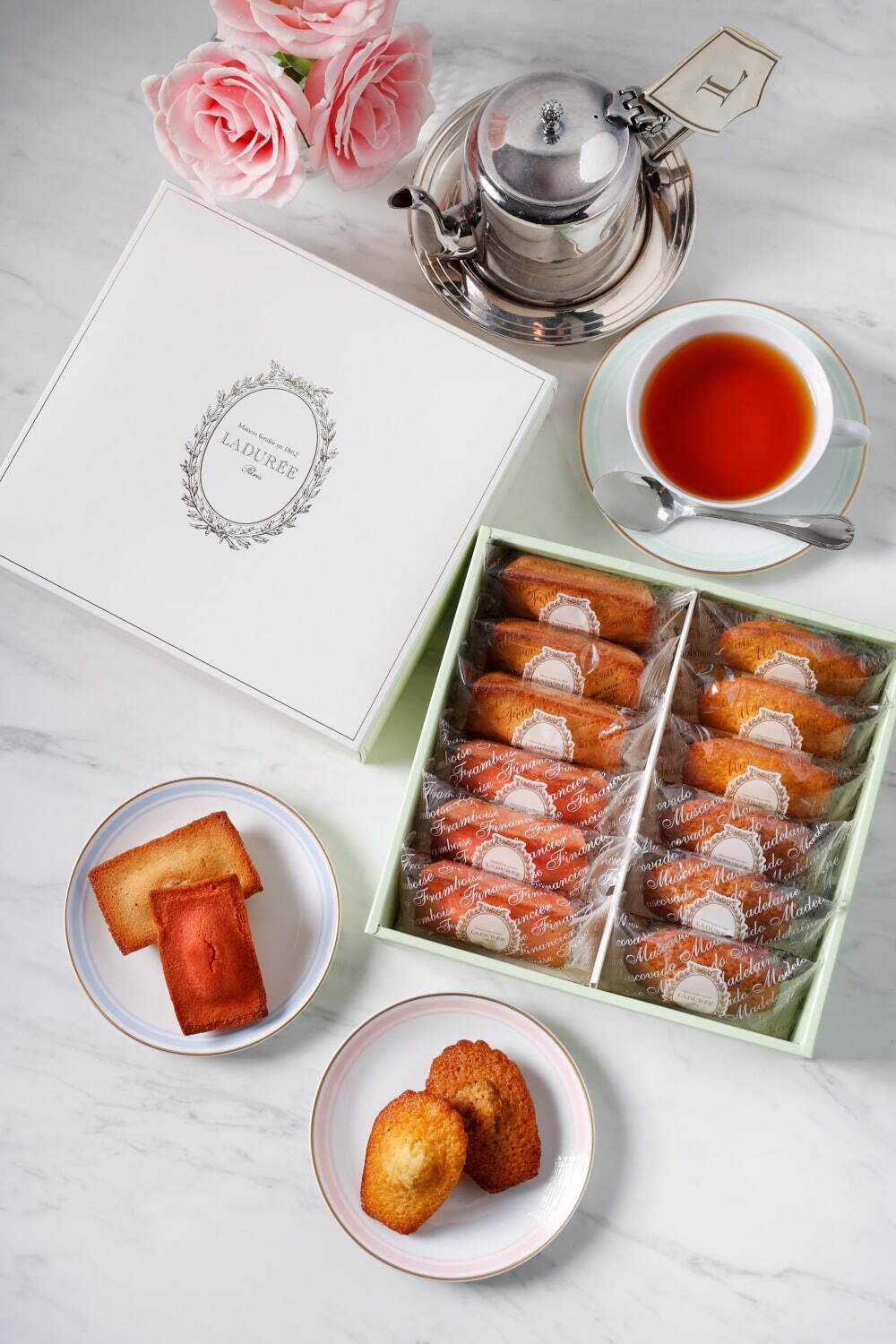 ラデュレ×アンリ・マティス“切り紙絵”《インコと人魚》着想マカロン