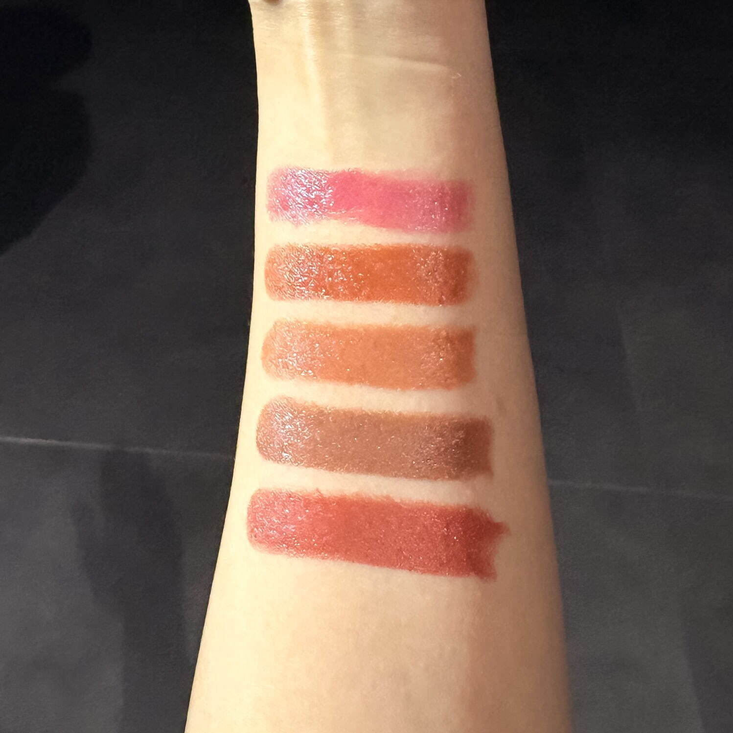 RMK「ベルベットシーン リップカラー」“ツヤツヤすぎない”上質な艶の新