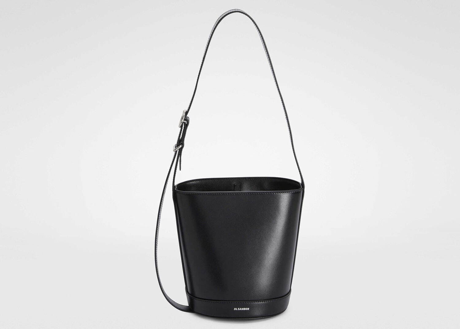 ジル サンダー「カンノーロ」に新作バケットバッグ、シルバーに輝く