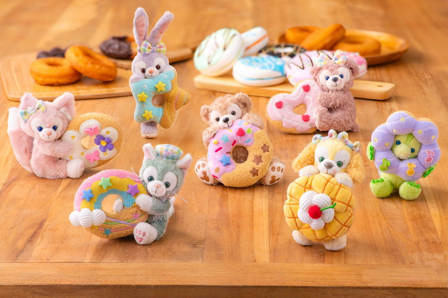 ドーナツ抱える”ダッフィー＆フレンズぬいぐるみバッジなどグッズ