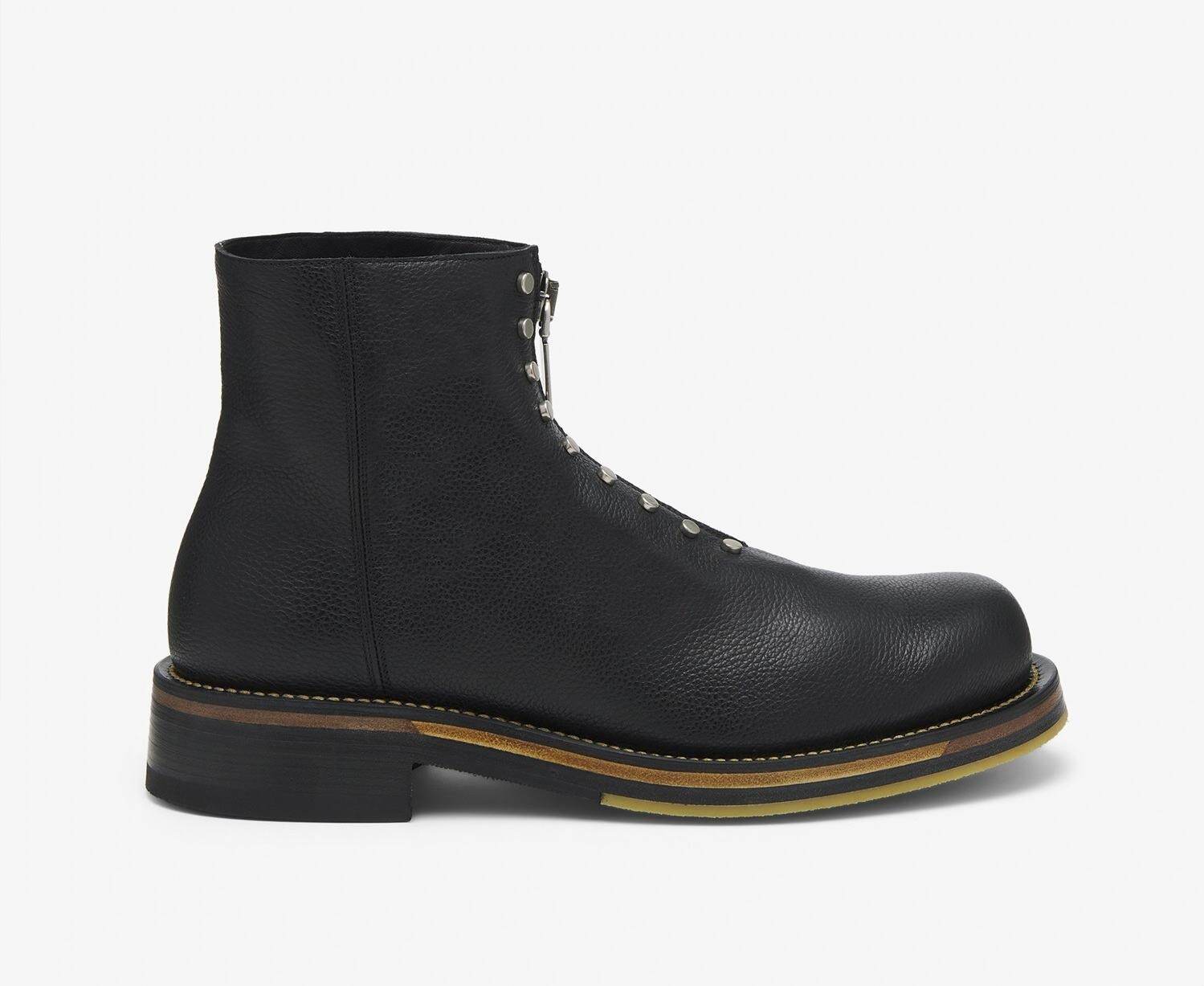 マックイーンのメンズシューズ、レトロ配色の厚底スニーカーやスタッズ