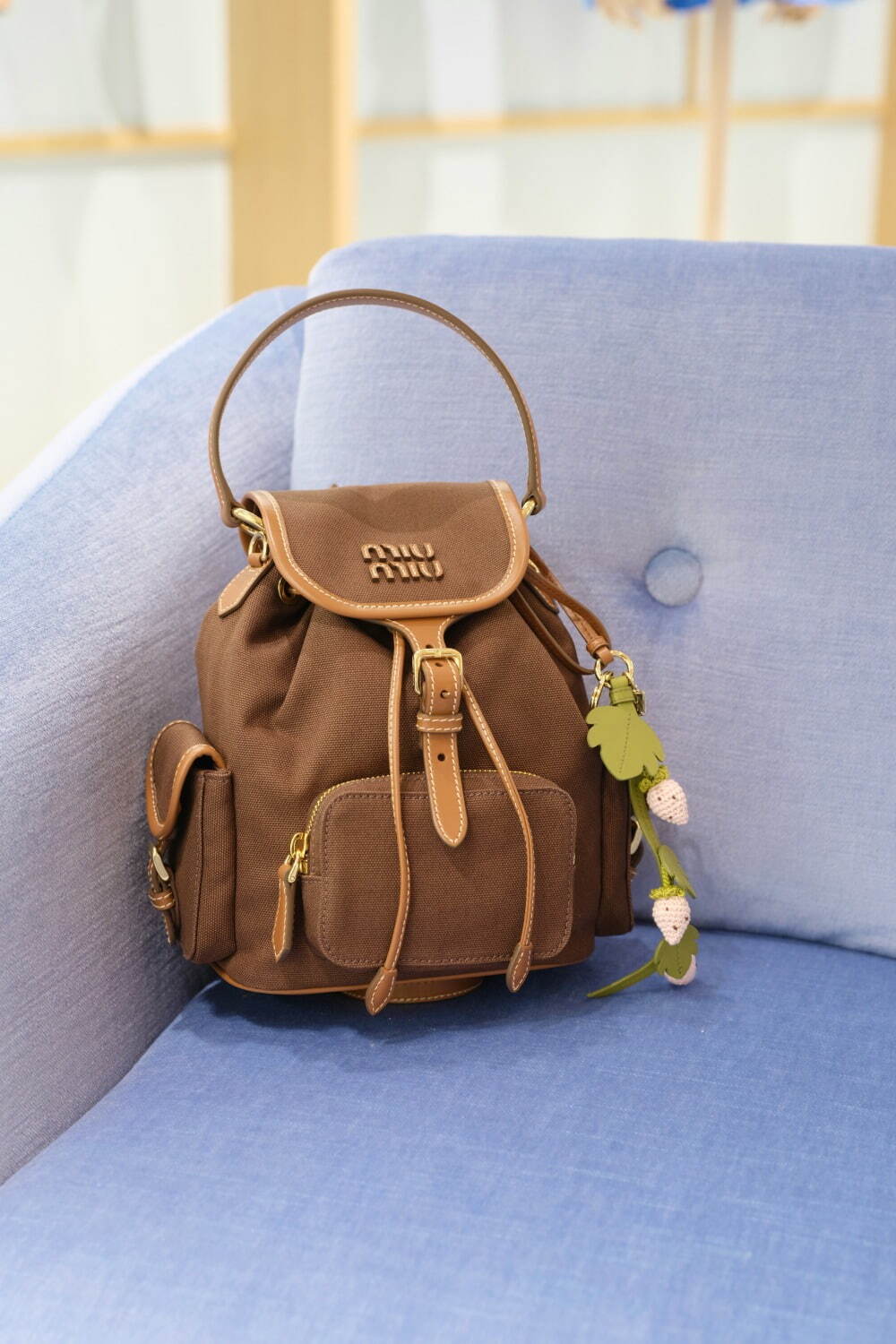 ミュウミュウの新作“カカオブラウン”のバックパックや厚底スニーカー