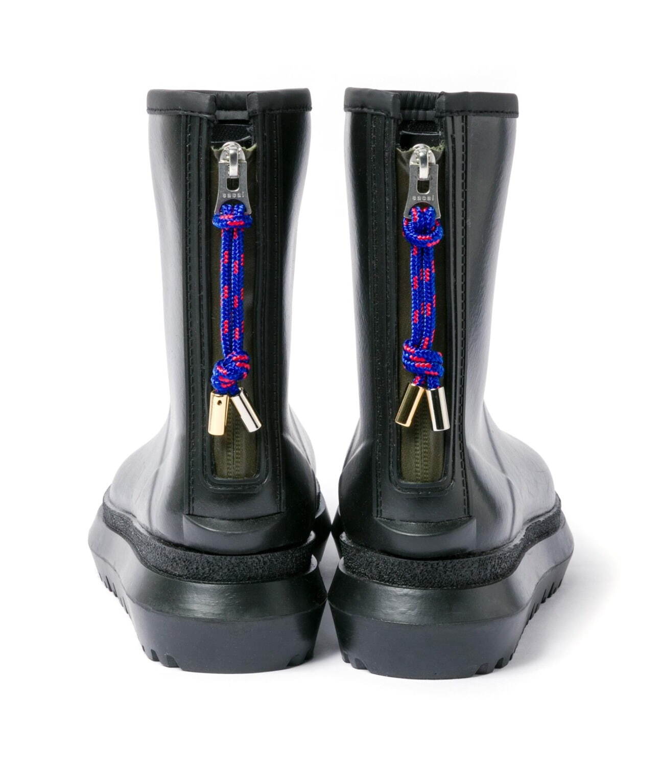 sacai新ユニセックスブーツ、シンプルなロゴ入り防水ラバーアッパー