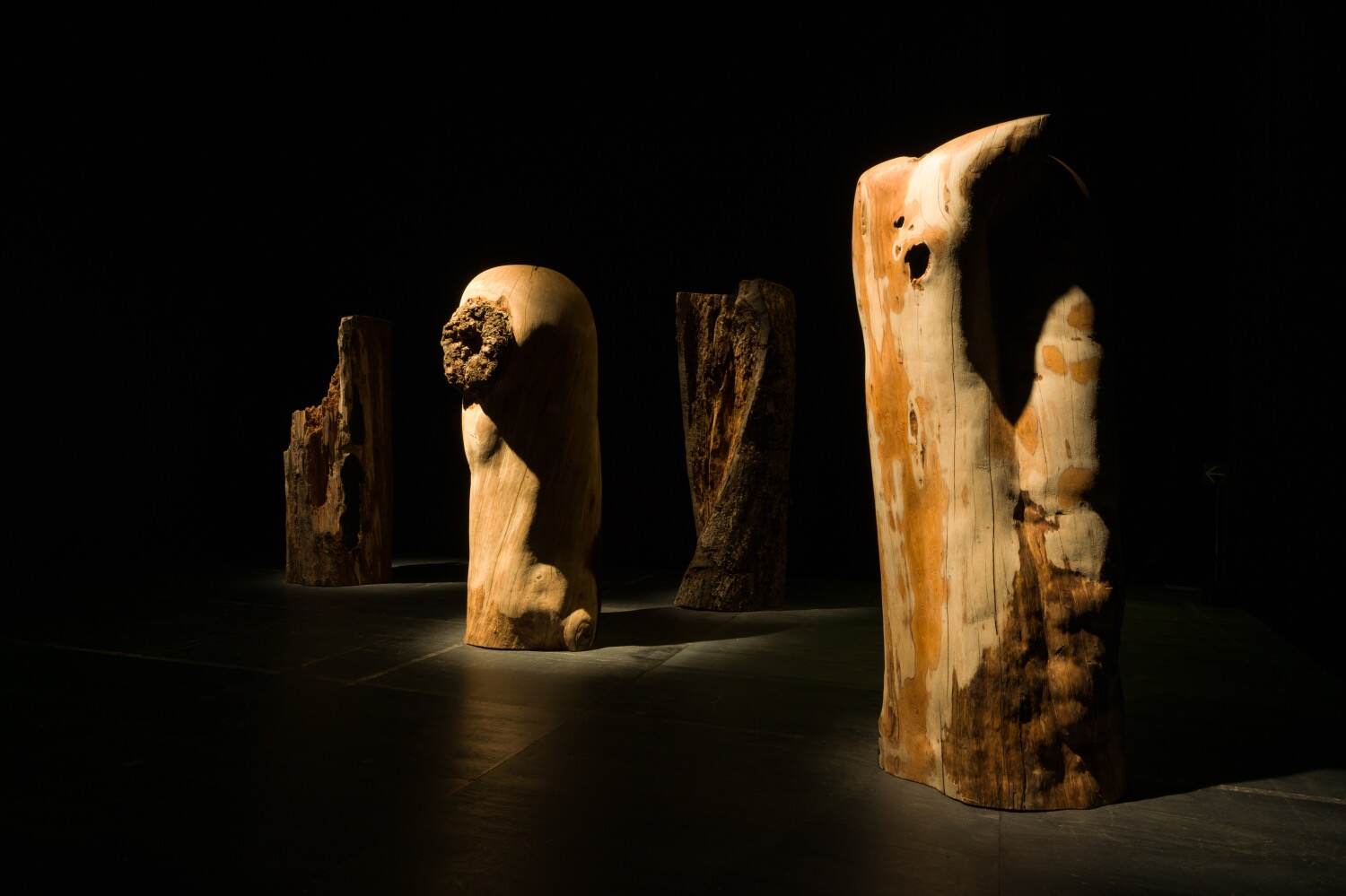 KAWS×MoMAの「BFF」フィギュアが再販、高さ8mの彫刻作品を約33cmに