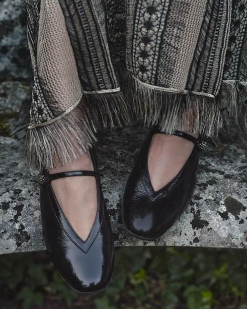 ディオール ニュー バレエ」フラットシューズ、“CD”イニシャル入り