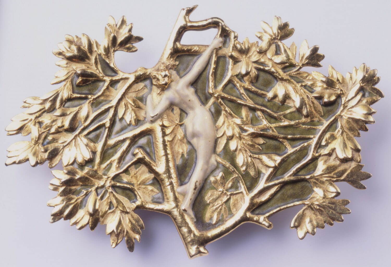 フェイラー×ルネ・ラリックのハンカチ“香水瓶やブローチ”柄で、箱根