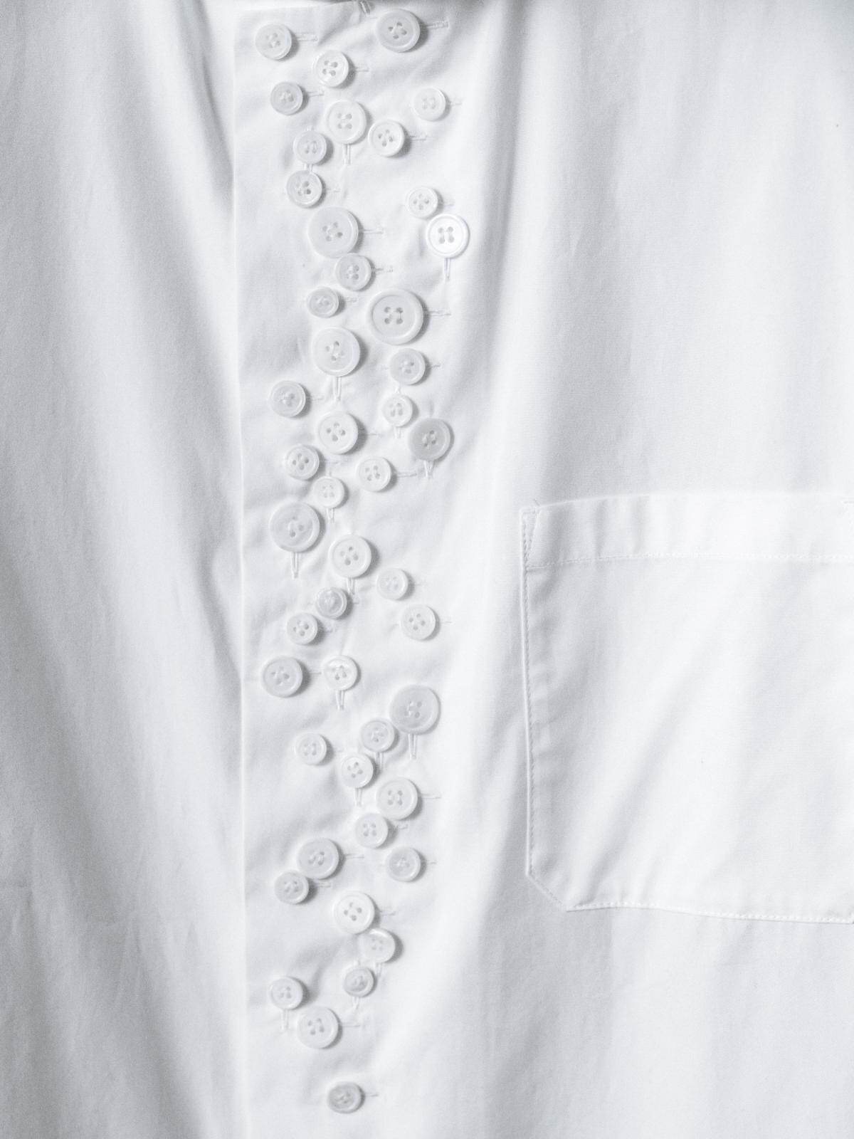 ヨウジヤマモト”多数のボタン”配した白シャツ、留め方でシルエットが