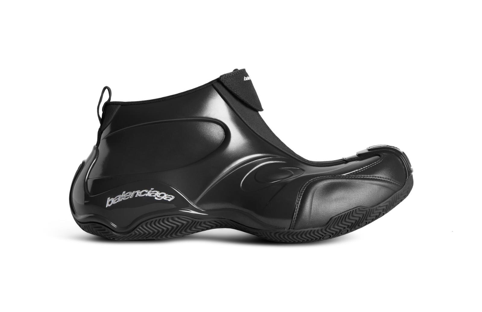 バレンシアガ“バスケシューズ着想”湾曲メンズスニーカー、近未来的