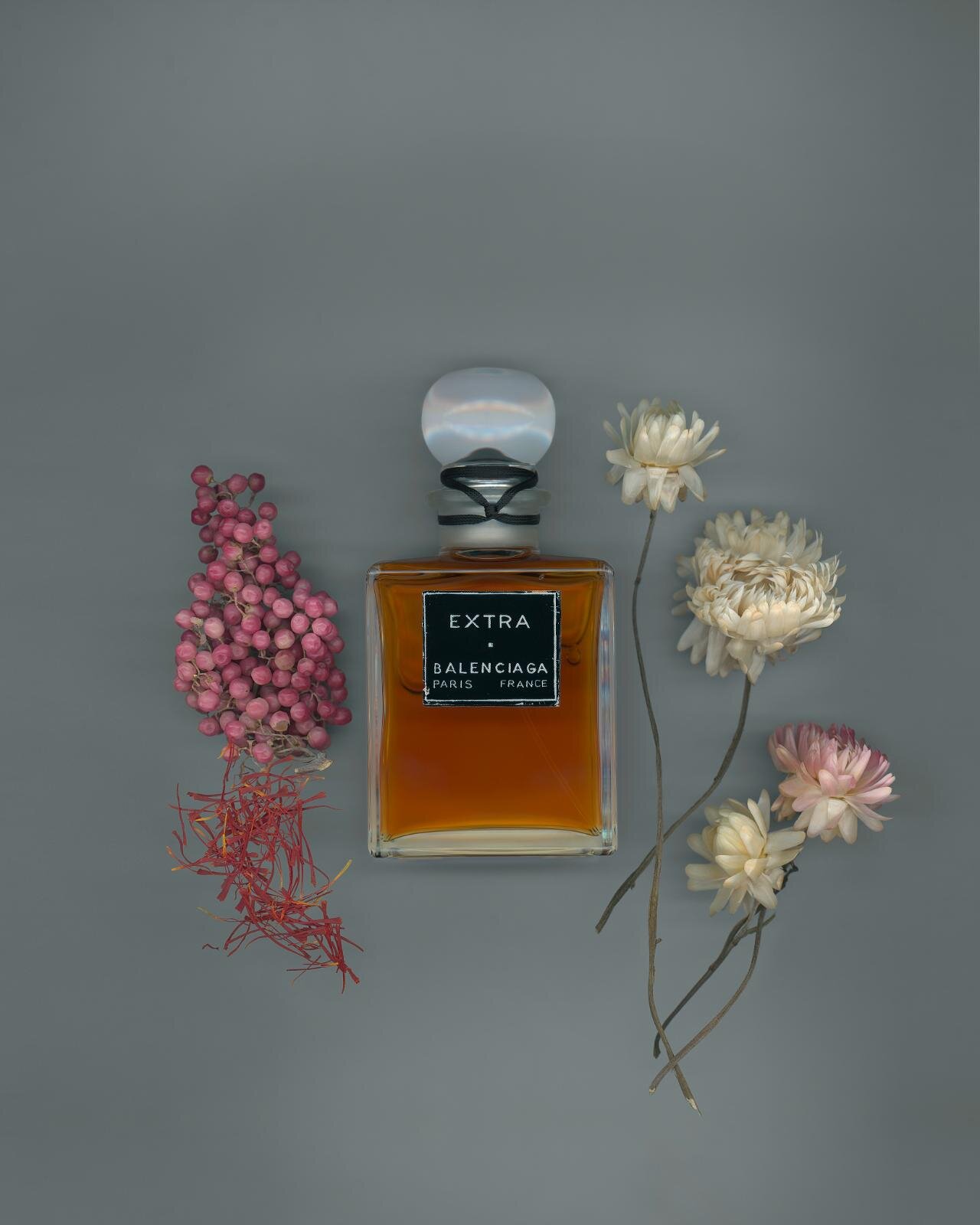 バレンシアガ10種のフレグランスコレクションを発表、メゾン初の香水を