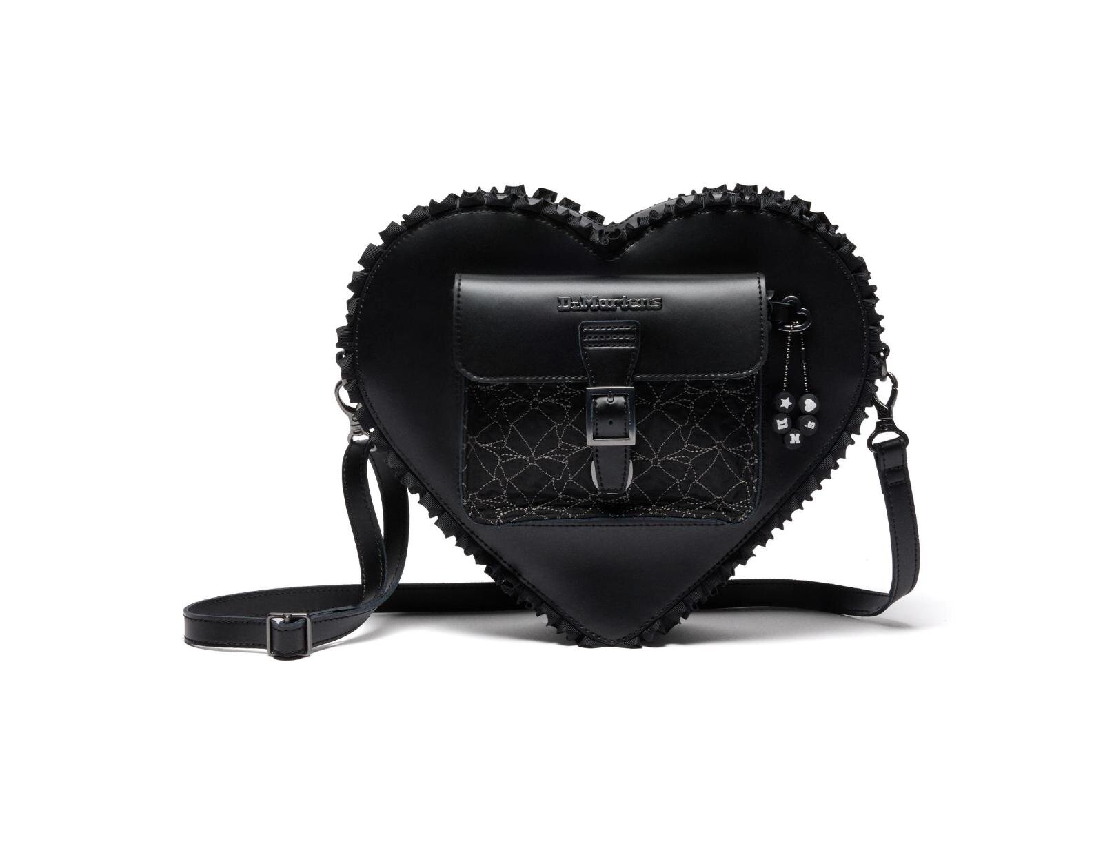 ドクターマーチン“リボン柄”キルティング＆フリルを飾ったレザーブーツ