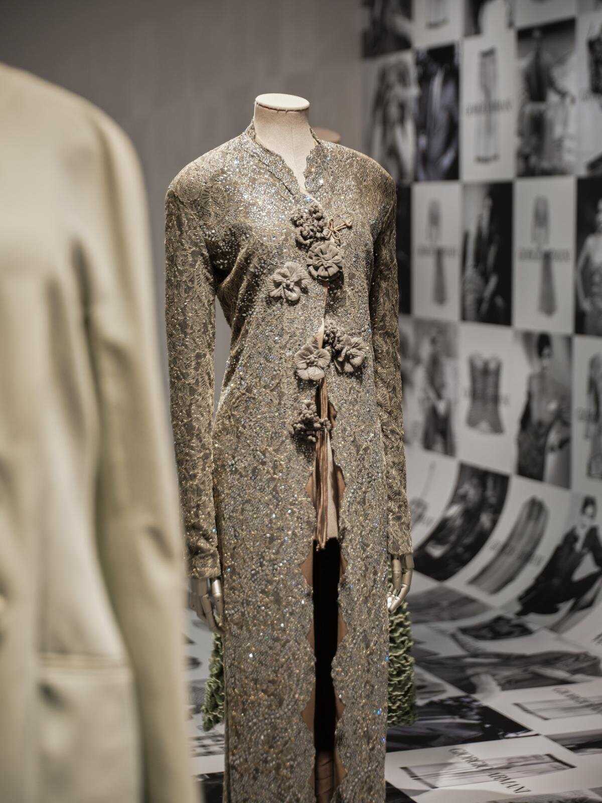 ジョルジオ アルマーニの貴重なアーカイブ約30点を特別展示