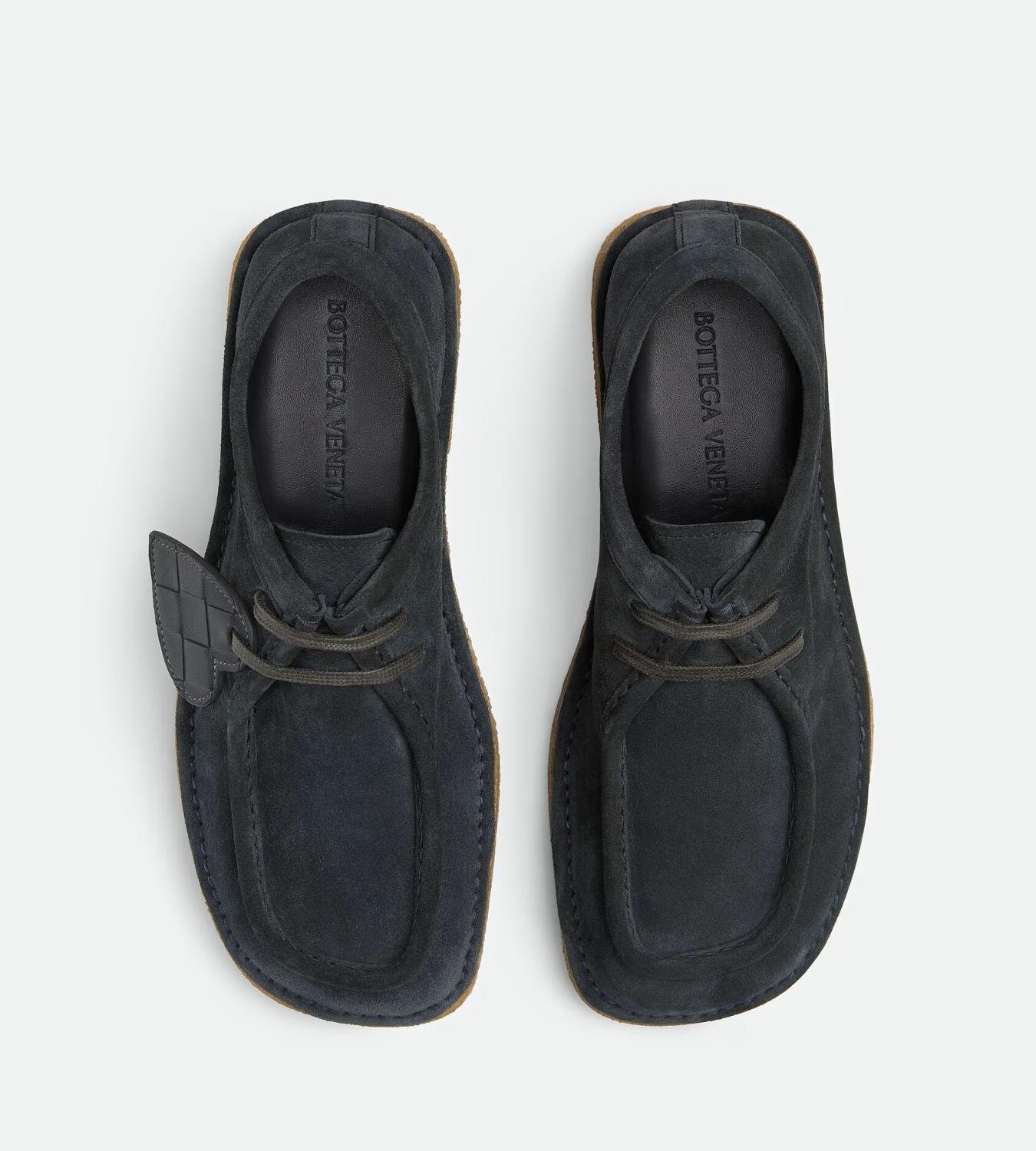 ボッテガ・ヴェネタからハート型レザーチャーム付きのスクエアトゥ