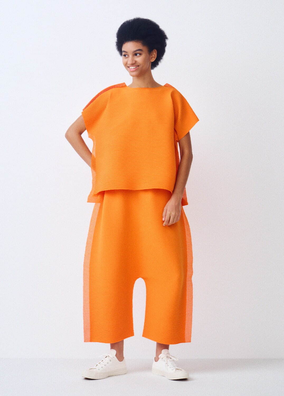 ミー イッセイ ミヤケ、“夢の中の花”を描いたストレッチプリーツ