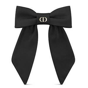 ディオール「CD」煌めく“大きなリボン”バレッタ、刺繍リボンのヘア