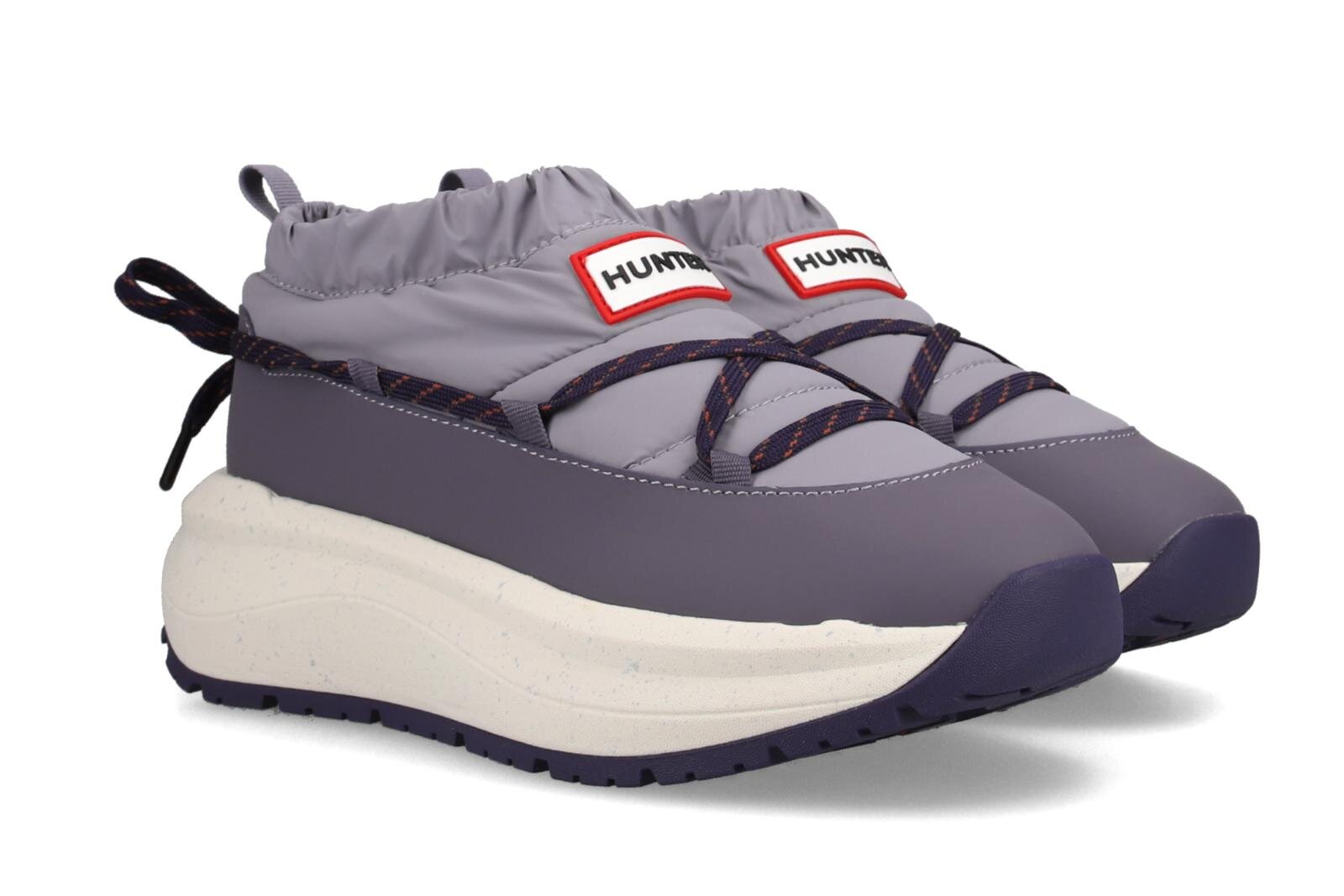 N21×ハンターのコラボレインブーツ、アクセントにピンクベージュの