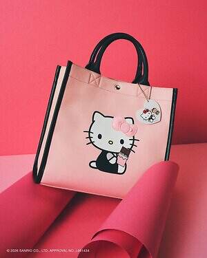 チョコを持つ「ハローキティ」Tシャツや”立体リボン”付きトートバッグ