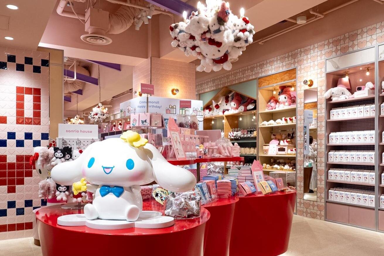 オルビス「ハローキティ」デザインの化粧水つめかえボトル、りんご