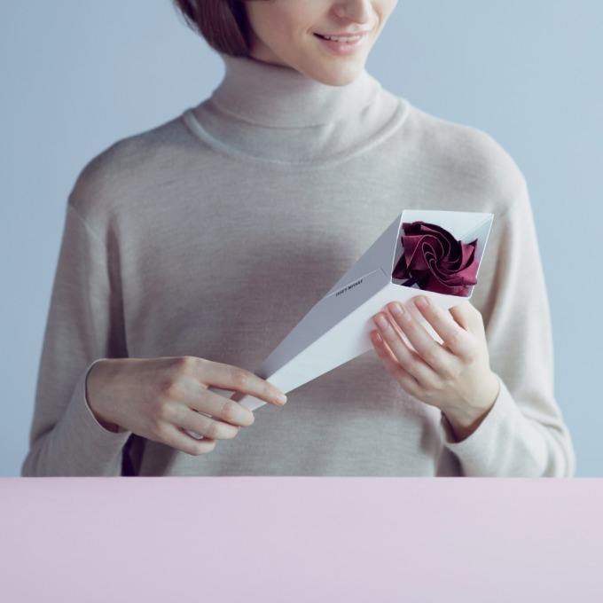 インタビュー】イッセイ ミヤケ、クリスマス限定「花のコサージュ」に