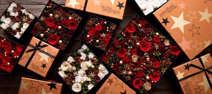 ニコライ バーグマンのクリスマス限定フラワーボックス、赤や白の花々