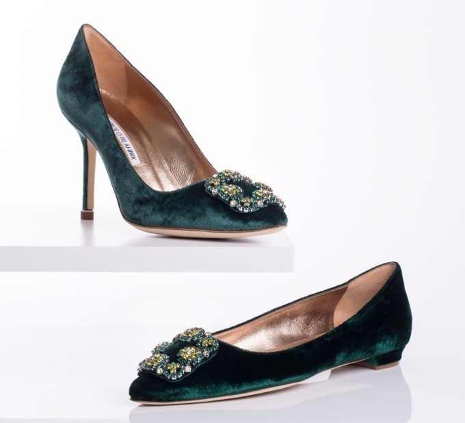 マノロ ブラニク初の日本限定「ハンギシ」上品なベルベットパンプスに