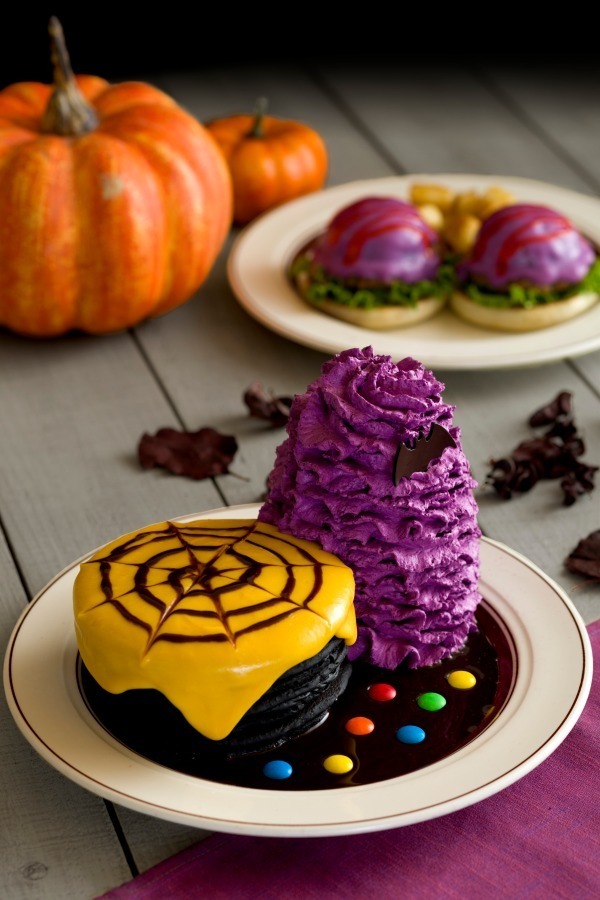 エッグスンシングスのハロウィン限定メニュー、漆黒のパンケーキ＆紫の