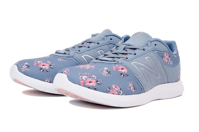キャス キッドソン×ニューバランスのコラボシューズ、小花模様を