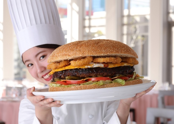 総重量6kg・直径30cmのパティを使用したビッグバーガー、ハイアット