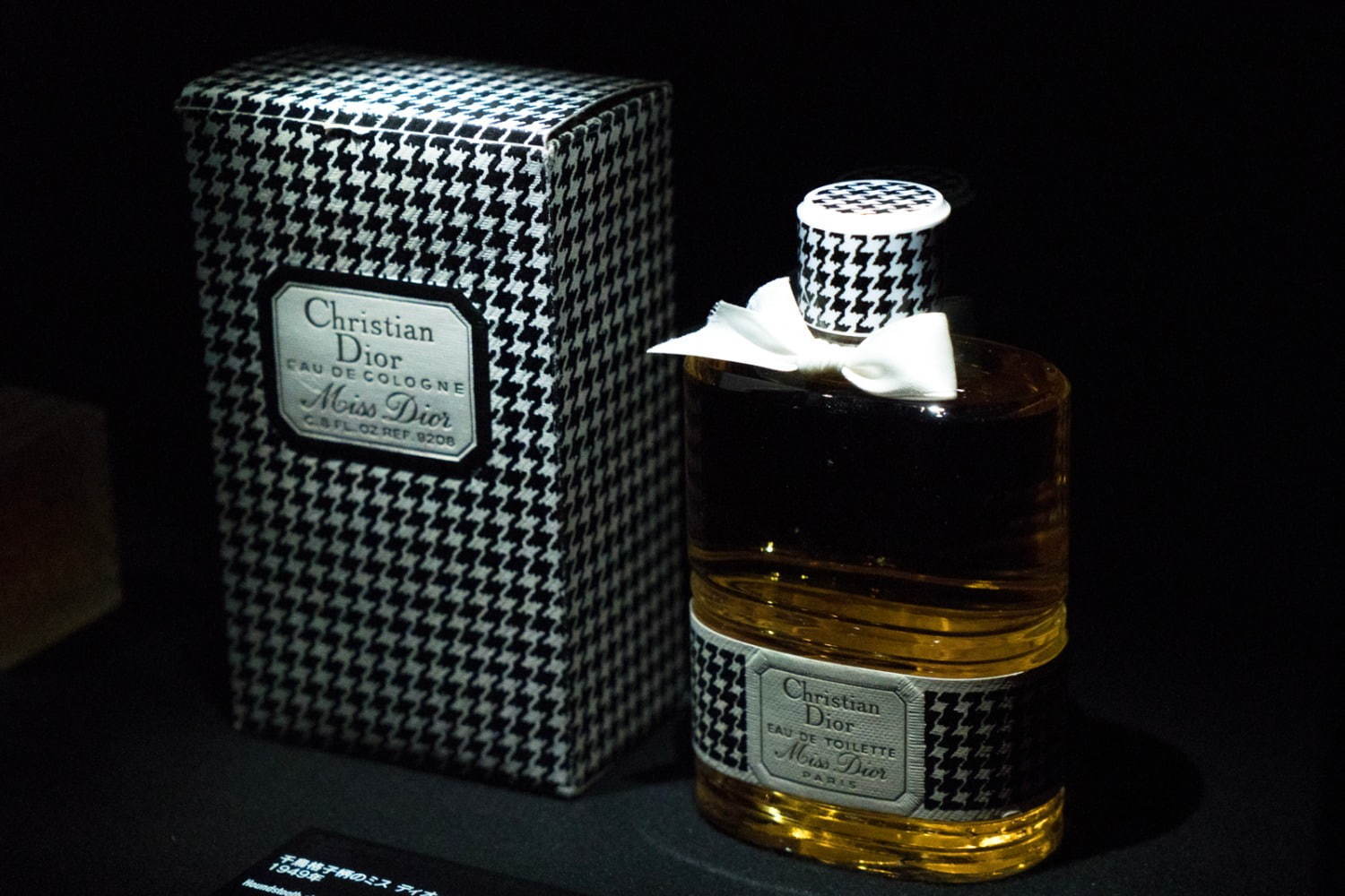 ディオールの香水「ミス ディオール」テーマの体験型展覧会が表参道で