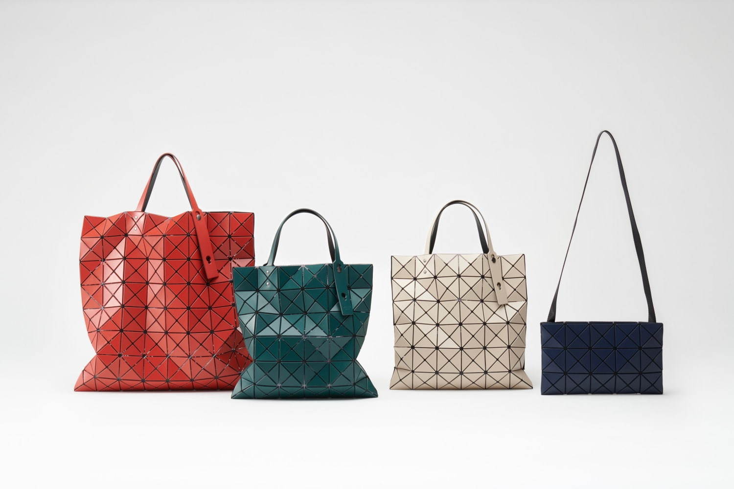 BAO BAO ISSEY MIYAKE 19年秋冬の新作、英字と三角のピースを融合させ