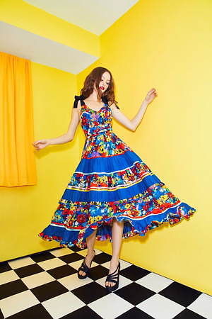 アリス アンド オリビア“万華鏡”風タイダイプリントドレス＆ビビッド