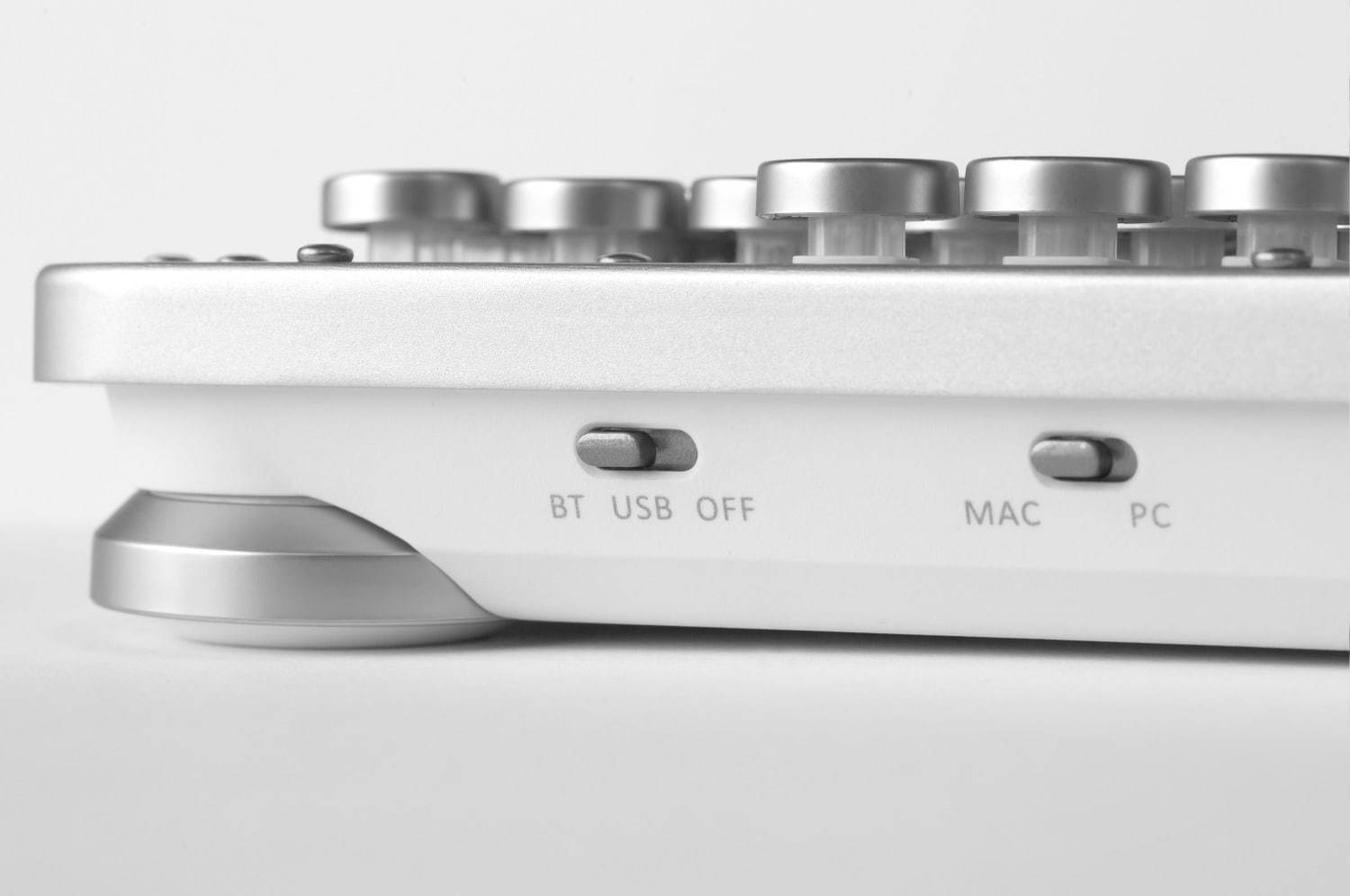 タイプライター風新感覚キーボード「エイジオ レトロ クラシック」天然