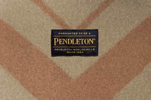 KUROのペンドルトン別注コート、ネイティブ柄を幾何学模様に再構築