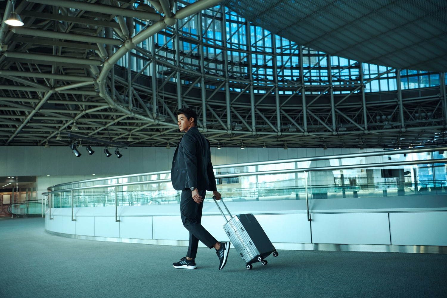 アディダスとイセタンメンズ共同開発「アイコン スーツ」新作、軽量な