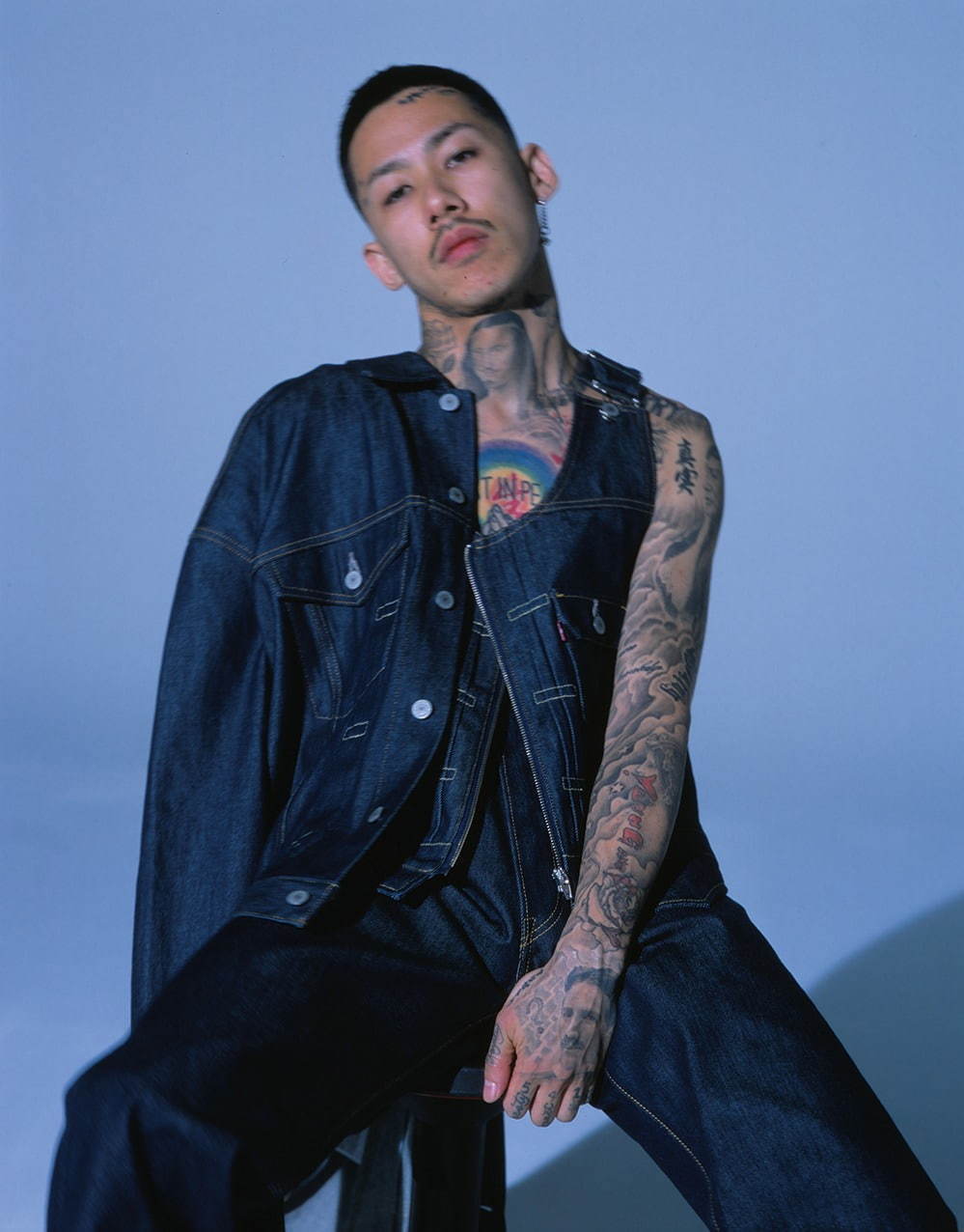 リーバイス×ファセッタズム、アシンメトリー＆捻りディテールの