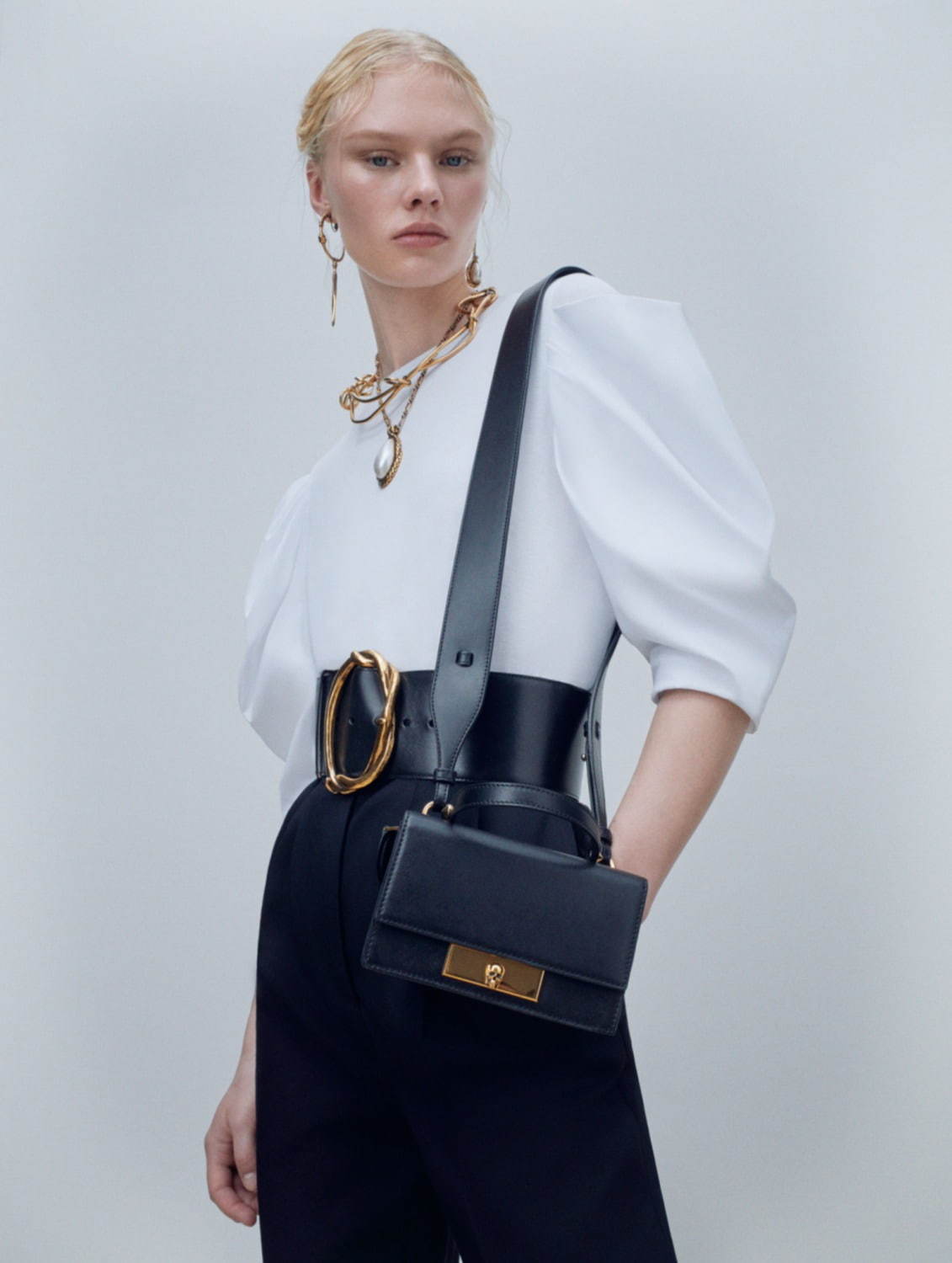 アレキサンダー・マックイーン「ミニスカルロックバッグ」スカルを配