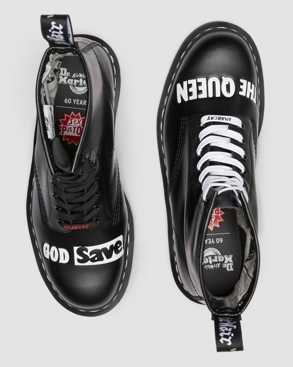 ドクターマーチン×セックス・ピストルズ“新聞記事”モチーフのブーツ