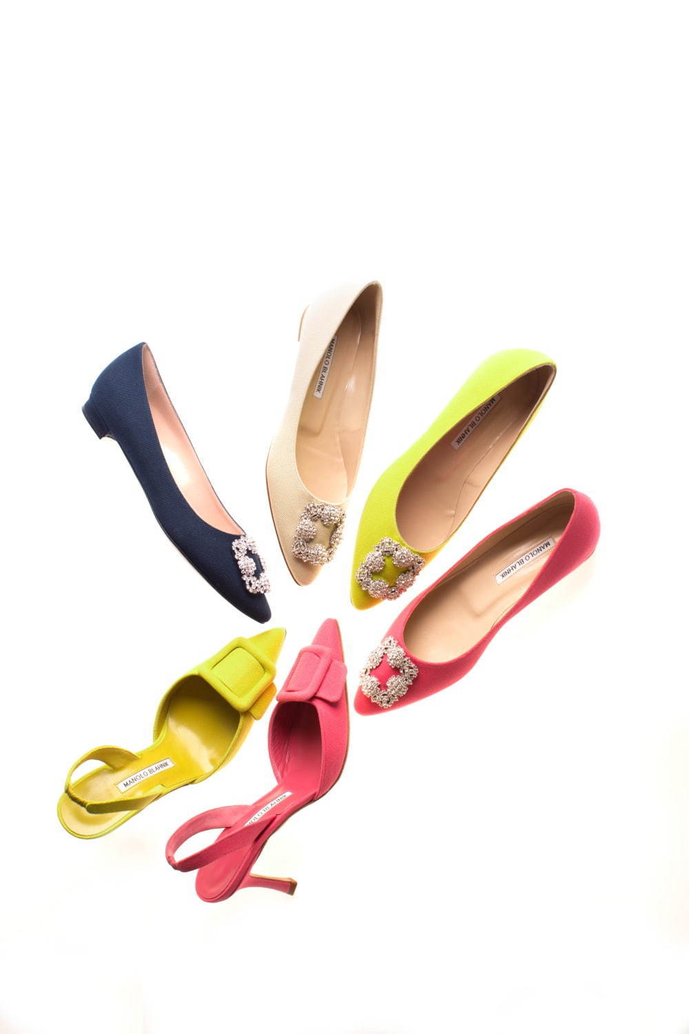 マノロ ブラニク表参道限定シューズ、鮮やかカラー×ビジューバックル