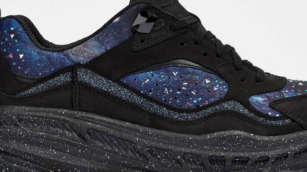 UGG“星空”柄の厚底スニーカー、輝くスワロフスキークリスタルを