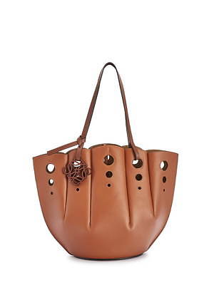 ロエベから“貝殻シルエット”の「シェル トートバッグ」が登場