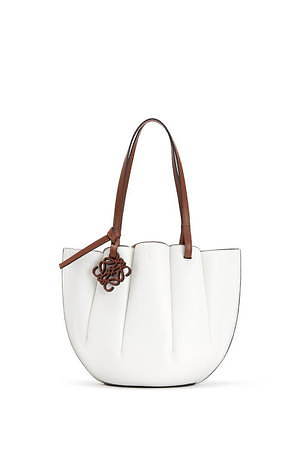 ロエベから“貝殻シルエット”の「シェル トートバッグ」が登場