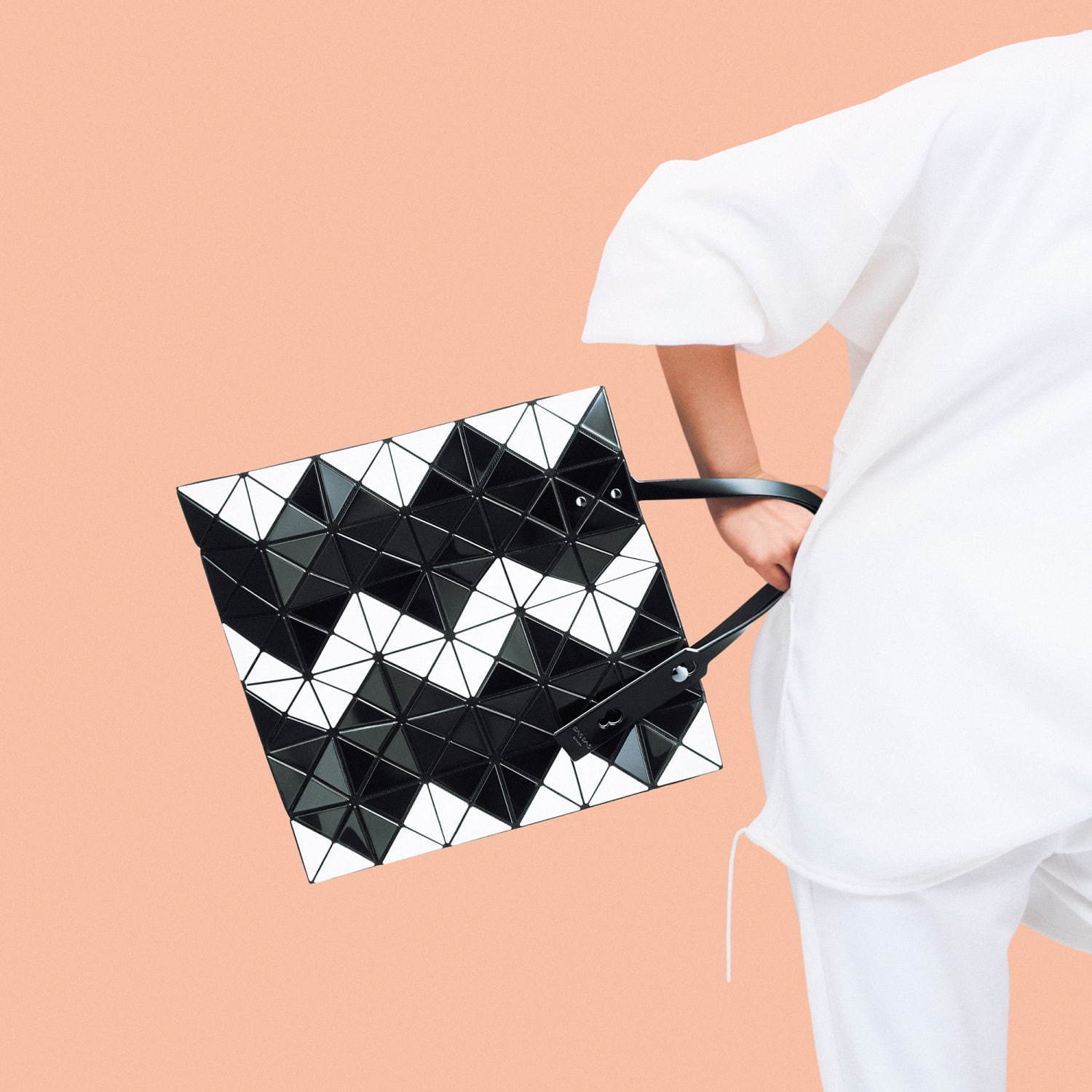 BAO BAO ISSEY MIYAKE”ジグザグ柄”の新作トートバッグ、三角ピースの