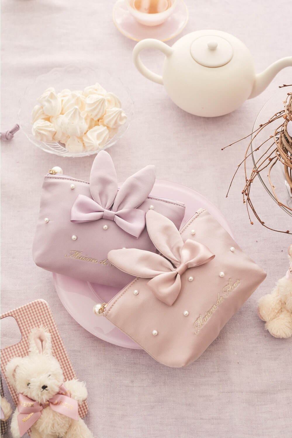 メゾン ド フルール「うさぎ主役のバッグ＆ポーチ」‟スマホを支える