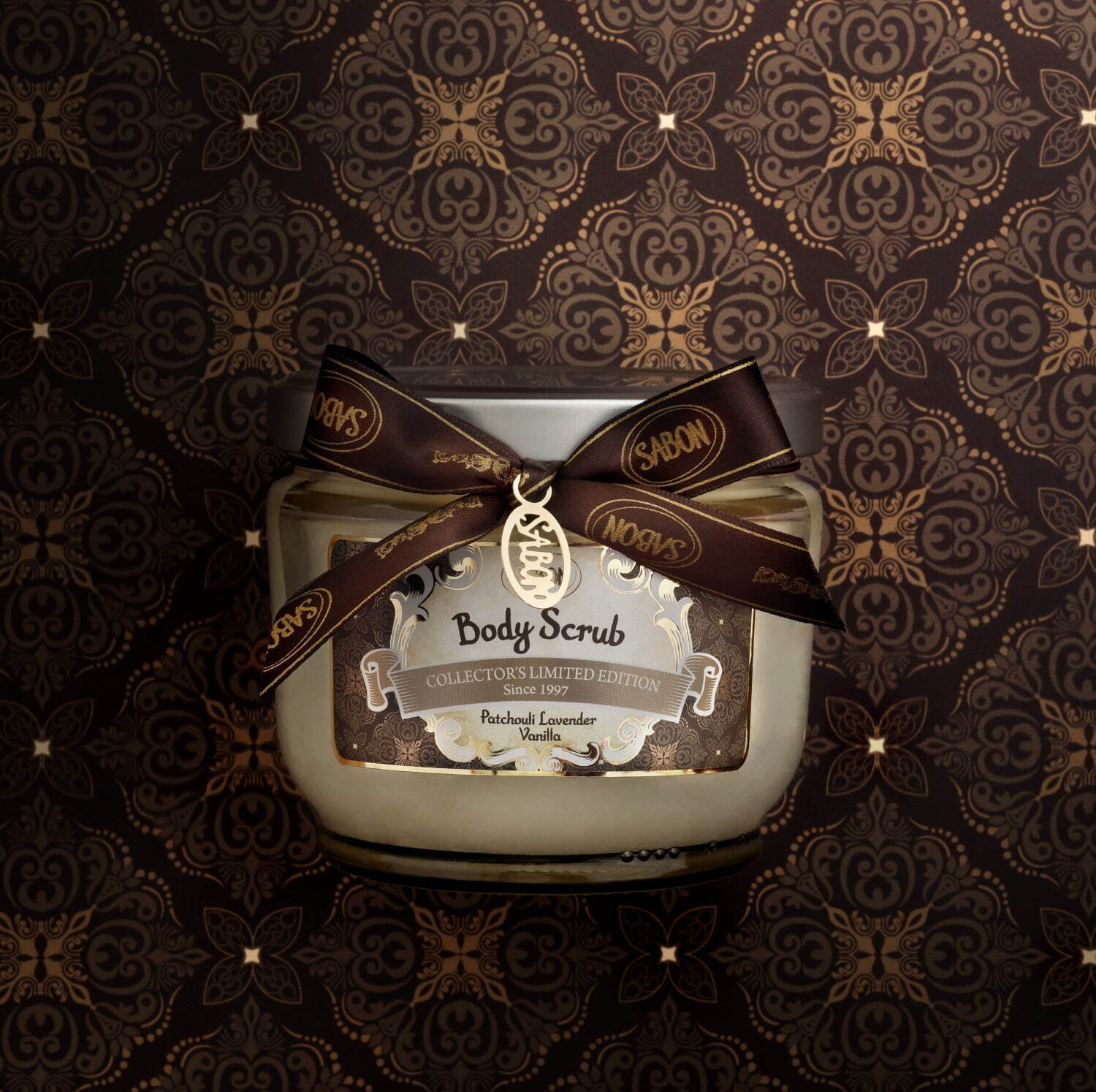 SABON人気ボディスクラブに“リボン＆チャーム”付き限定品、パチュリ