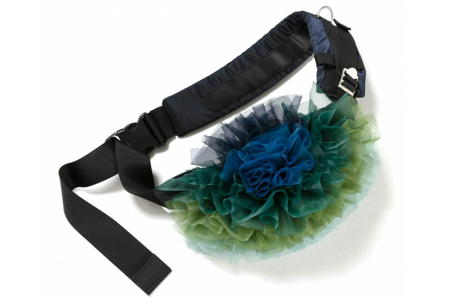 sacai×トモコイズミの“フリル”バッグ、トレンチコートやミリタリー