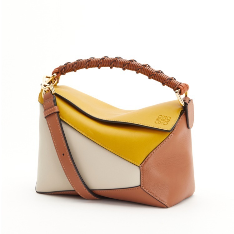 ロエベの人気バッグ「パズル」“手編みトップハンドル”の新モデル