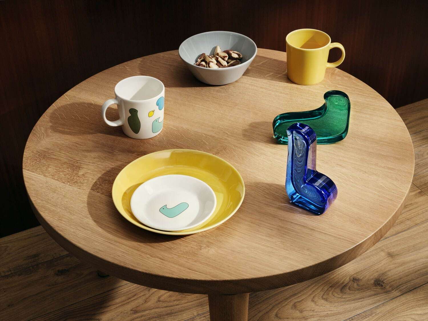 イッタラ×ミナ ペルホネン“手描きの鳥”モチーフのマグやプレート