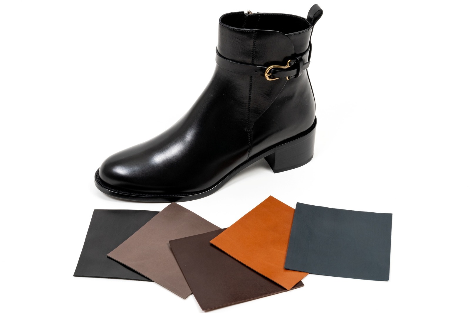 仏シューズ「サルトル」ベルト付ショートブーツ、約1万人の足型データ