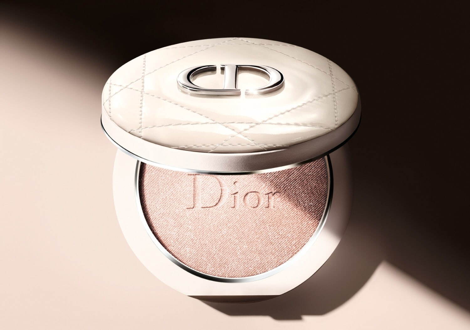 ディオールスキン フォーエヴァーの新ハイライター、自然な艶めき